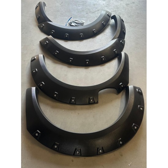 Overfendere aparatori de noroi pentru Ford Ranger T7 2015-2018 4 usi cu suruburi decorative 