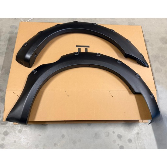 Overfendere aparatori de noroi NISSAN NAVARA D40 4 usi /frontier 2005-2012 cu suruburi decorative din inox