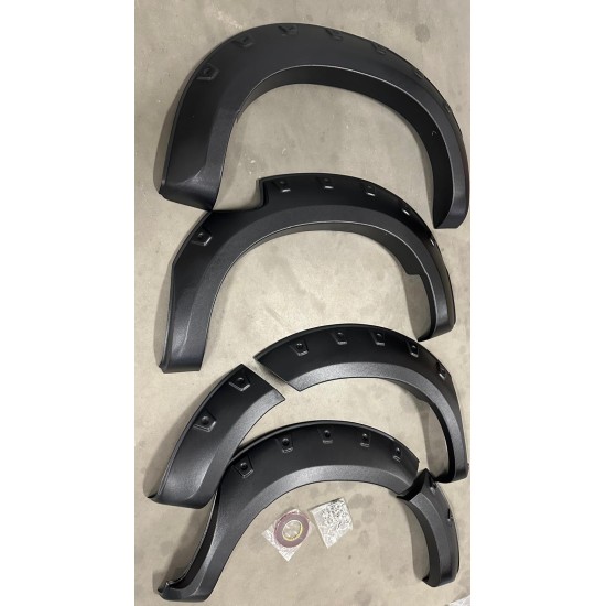 Overfendere aparatori de noroi Toyota hilux Vigo 2005-2012 cu suruburi decorative din inox