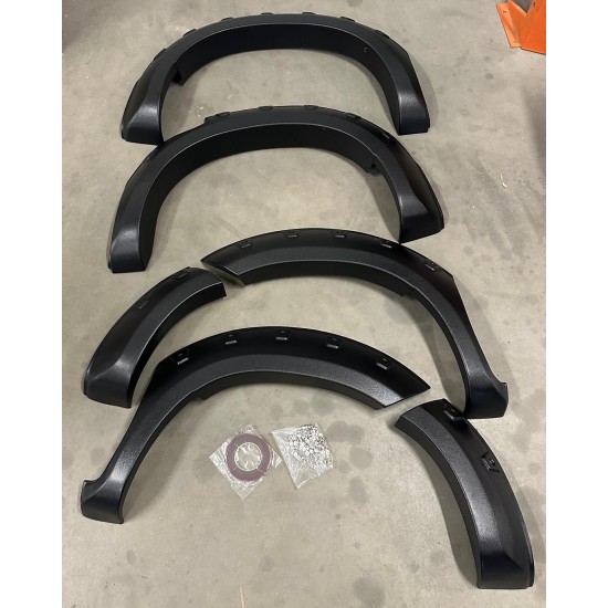 Overfendere aparatori de noroi Toyota hilux Vigo 2005-2012 cu suruburi decorative din inox